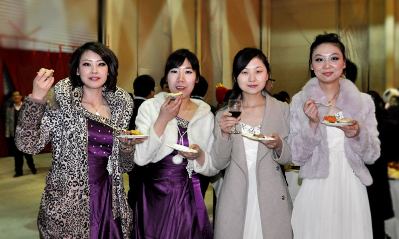 璀璨星夜:當(dāng)珍饈佳釀?dòng)鲆娒琅?/></div>
</li>
</ul>
</div>
<div id=